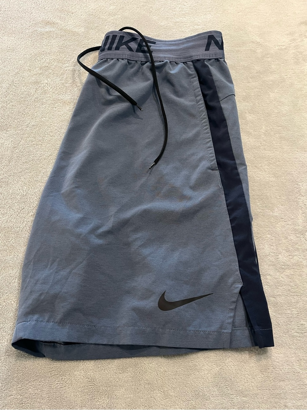 Nike DRI FIT Men’s Athletic Shorts Size Large Gray / Blue 8” Inseam Excellent
